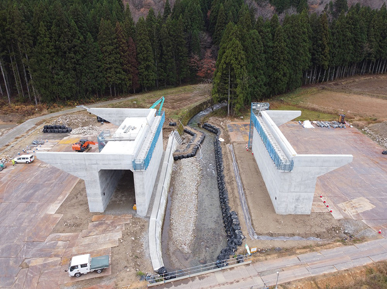 朝日温海道路塩野町川橋台下部工事